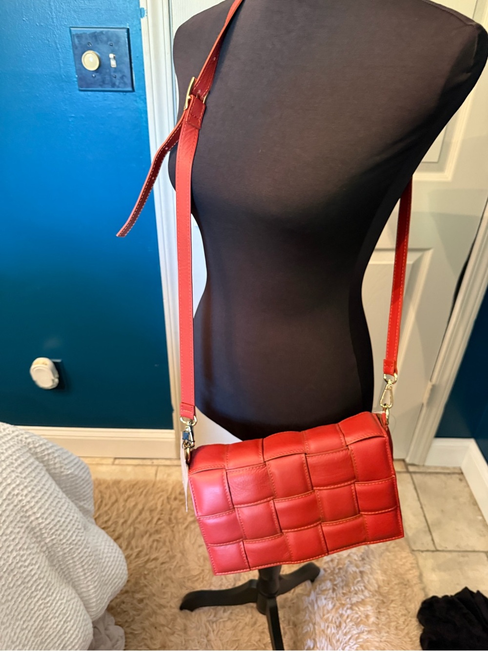 Red Quilted Crossbody Shoulder Bag - Sleek Women's Bag